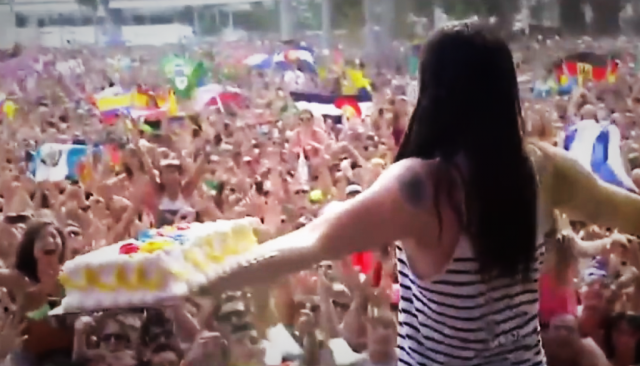 Steve Aoki heittämässä kakkua Ultra Music Festivaleilla.