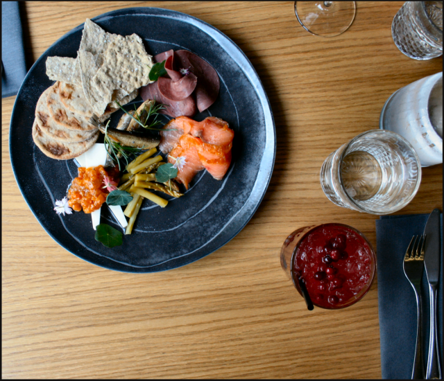 Superherkkuna alkupalaksi maistelulautanen 'Lapin makupaloja' sekä raikas karpalodrinkki Taivaskero.