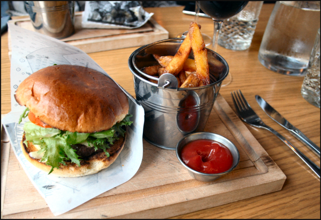 Dabbal burgeri sisältää mm. briossisämpylän, puuhiiligrillissä paistetun häränlihapihvin, savumajoneesia sekä kylmäsavuporoa (pahoittelen, burgerista ei tullut tarpeeksi edustavaa kuvaa)