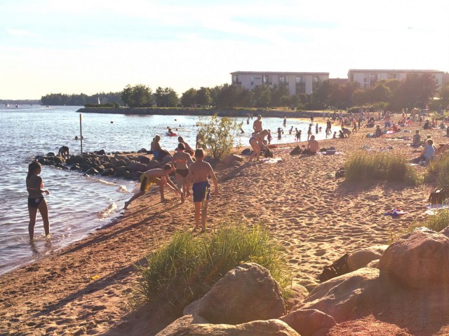 Herttoniemessä Tuorinniemen rannalla on ruuhkaa vielä illallakin.