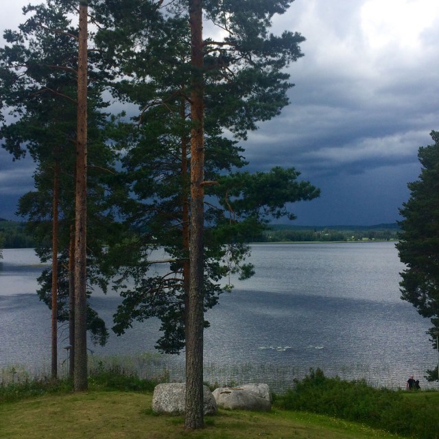 Joskus elämässä tarvitaan myös synkkiä pilviä, sillä ilman niitä tuskin osaisin nauttia valoisuudestakaan.