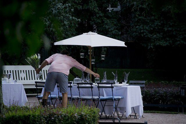 Illallisen voi kattaa esimerkiksi puistoon. Kuva vuoden 2014 illallisilta.