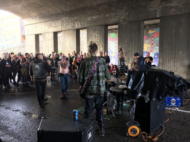 Paikalla esiintyi useita bändejä: Piss-Stain, Raivoraittius, Bundolo, Stress Factor, Tilanne Päällä ja Pandemia.