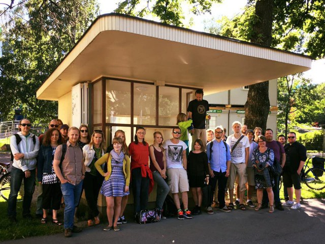 Jänön takana on osuuskunta, jonka voimin lippakioskia pyöritetään.