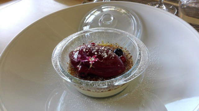 Vanilja crème brûlée ja mustaherukka sorbettia.