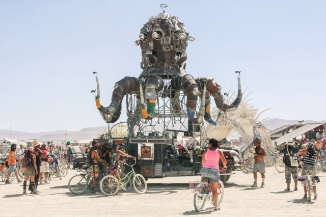 Burning Maniin rakentuu festarin aikana toinen toistaan upeampia taideinstallaatioita.