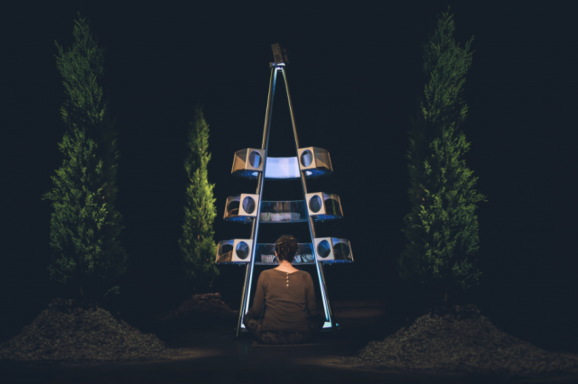 Saša Spačalin ja Slavko Glamočanin audiovisuaalinen installaatio Syncness käsittelee ihmisen kykyä synkronisoitua äänellisesti heinäsirkkojen kanssa.