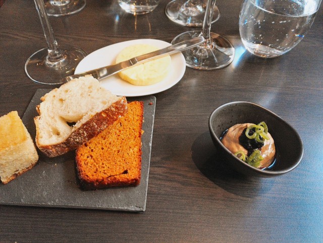 Kokin tervehdyksen kanssa tuli kolmea eri leipää, joista hiivaleipä oli Naturassa paistettua. Lisäksi itsetehtyä voita