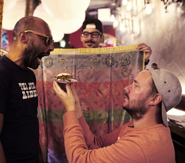 Ravintoloitsijat Lorenzo Dotson-Smith (vas), Manu Torchio (kesk) ja Patrik Lindström haluavat hauskuuttaa ja yllättää.