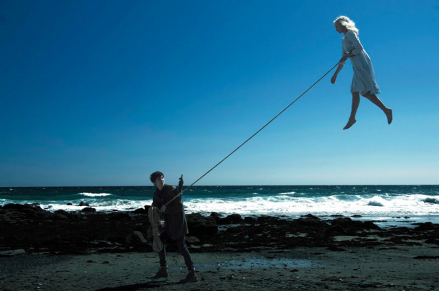 Jake (Asa Butterfield) ja Emma (Ella Purnell) löytävät toisensa orpokodista.