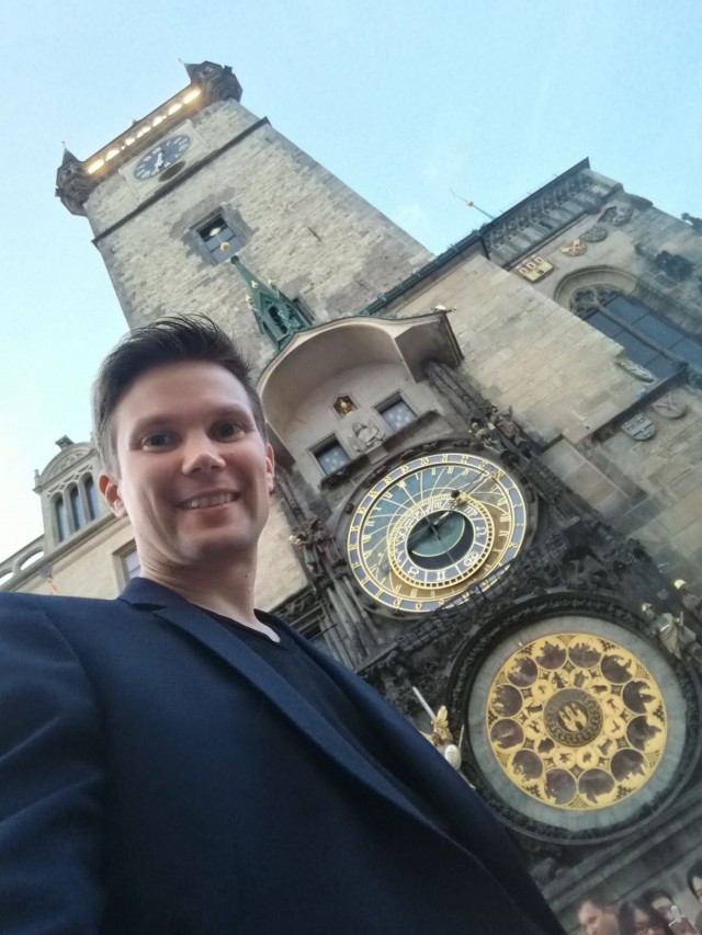 Prahassa astronomisen kellon luona sokkomatkalla