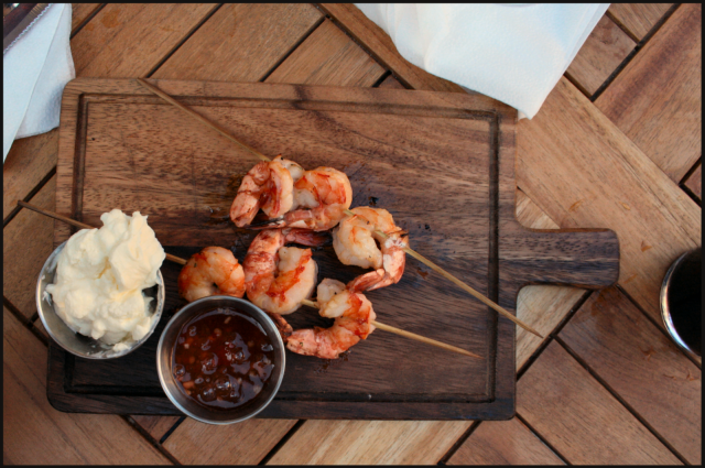 Tiger Prawn Skewers - sopivan isoja tiikeriravun pyrstöjä vartaassa.