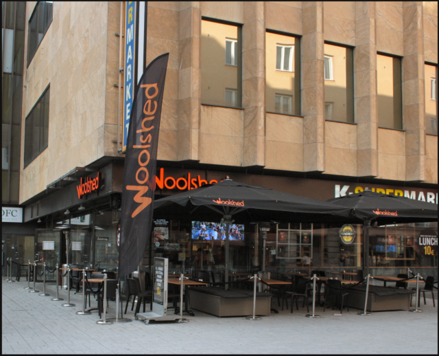 Woolshedin terassi viileämpänä iltana, vähän ennen sulkemista, aurinko on jo kadonnut talojen taakse.