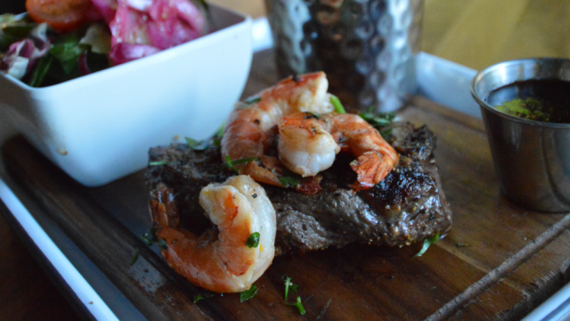 Woolshed tarjoilee hampurilaisten ohella myös Steak and prawns -annosta kympillä.