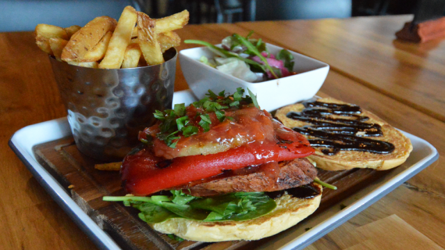 Vegaanitkin pääsevät nauttimaan SYÖ!-viikkojen hampurilaistarjonnasta. Esimerkiksi Woolshed tuo listalleen SYÖ!-viikoilla uuden vegaanihampurilaisen.