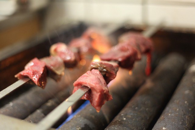 Vänäkissä kebab-vartaat ovat tuoreita.