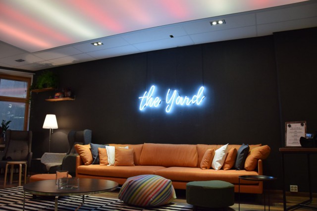 Oleskelutilan katto vaihtaa väriä.