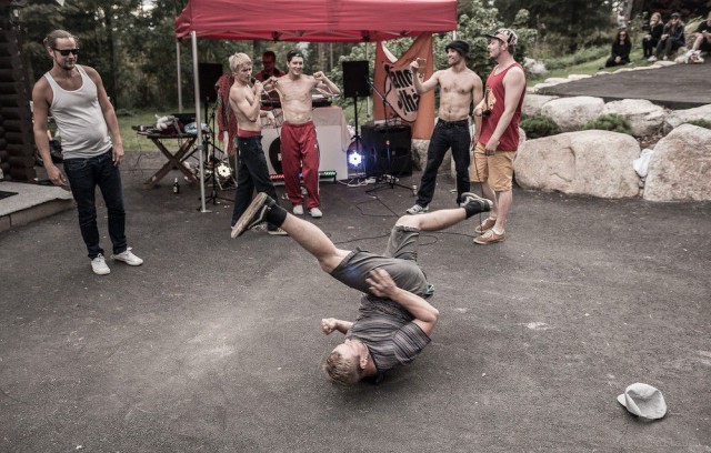 ...tai esittelee breikkitaitojaan.