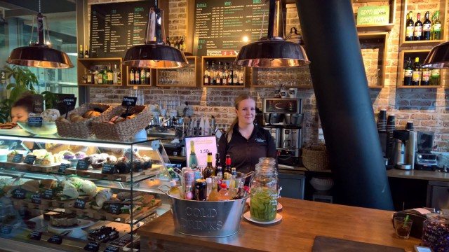 Vuorovastaava Jenna Töyräs esitteli valikoimaa.