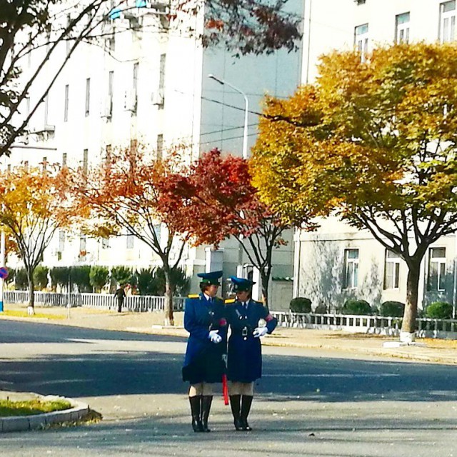 Jäännös ajasta ennen liikennevaloja. Päivällä naisliikennepoliisi. Yöllä miesliikennepoliisit. Pyongyangissa on vielä monta risteystä manuaalisesti valvottuna. Toisaalta, ei täällä ole paljoa autoliikennettäkään.