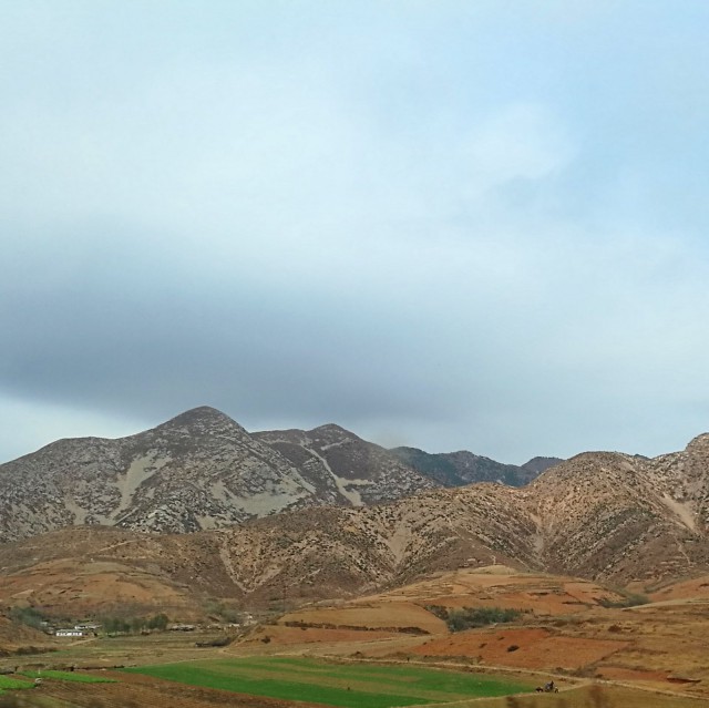 Kesällä nämä ovat varmasti upean vihreitä kukkuloita.