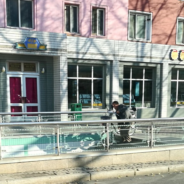 Polkupyörät kannetaan alikulkutunnelien kautta.