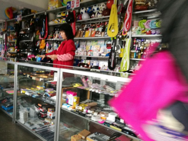 Kaupassa on kaikkea mitä tarvitset, mutta kapea valikoima. Se riittää silti hyvään elämään. Nää kaikki vähän niinku konmarittaa??