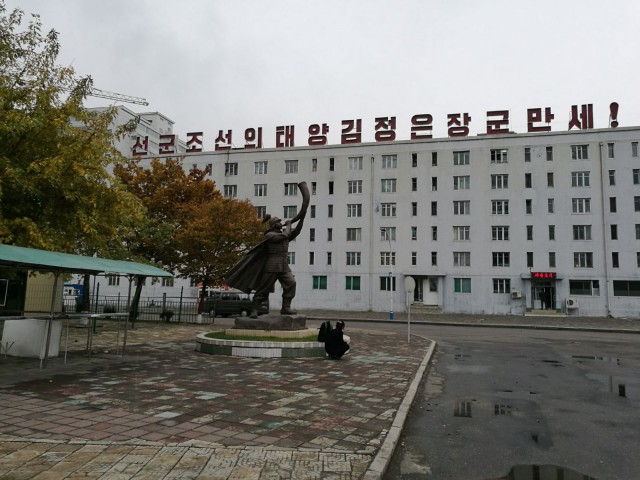 Jalkakäytävälle nousu ei ole aivan esteetön.