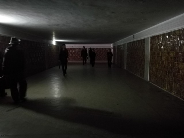 Alikulkutunnelit ovat aika pimeitä eikä turhia valomainoksia ole täälläkään.