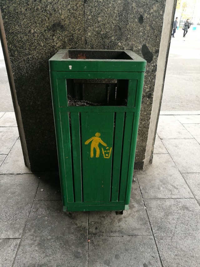 Käsityö on Pohjois-Koreassa edelleen arvossaan. Jopa roskisten merkit on käsin maalattu.