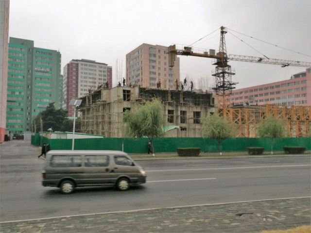 Talot valetaan paikallaan kuten Suomessakin vielä 1950-luvulla. Korealainen laatu ja nopeus näkyy. Rakenustelineetkin on hyvä tehdä käsin.