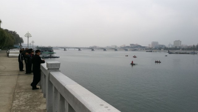 Koululaisia opettelemassa soutamaan Pyongyangissa, Pohjois-Koreassa.