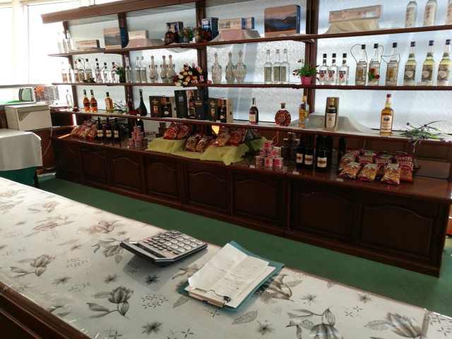 Kassakone = laskin ja kuittivihko = käsin pidettävä kirjanpito.