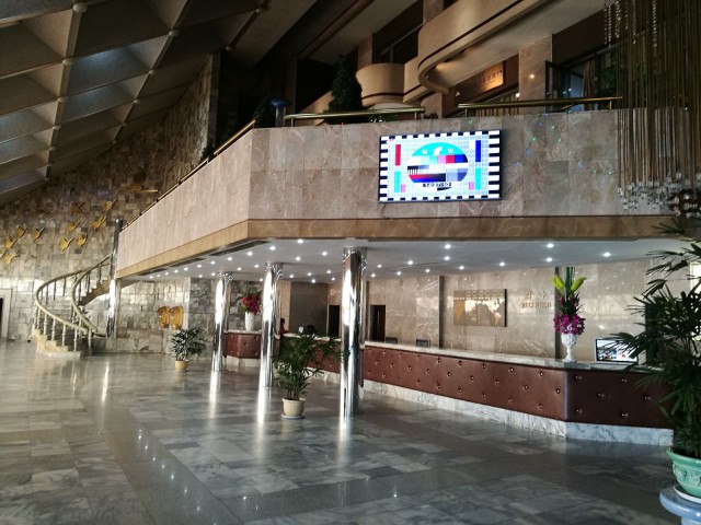 Aulassa on TV ja paljon ihmisiä. Todella paljon ihmisiä.