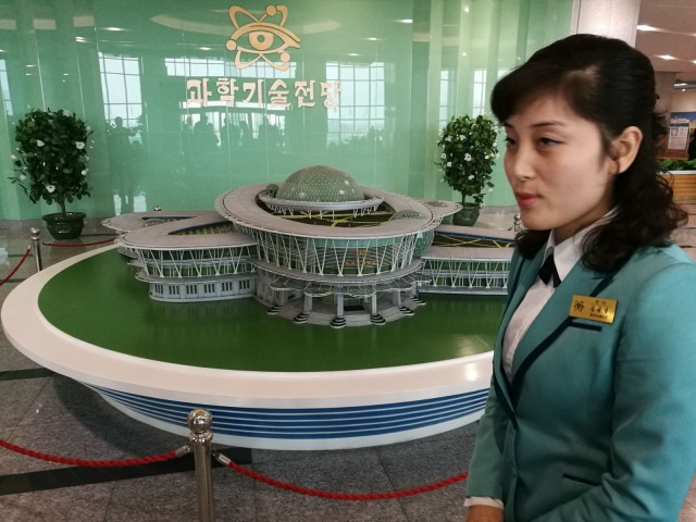 Viimeisen päälle laitetuissa paikoissa saa kuvata. Sci-Tech Center. Pyongyang. Pohjois-Korea.