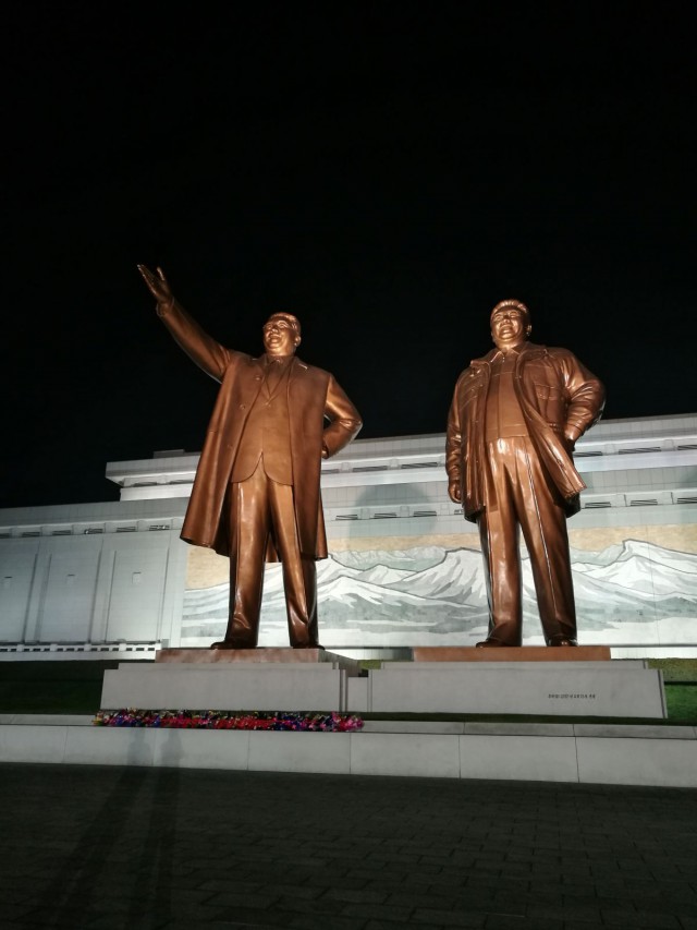 Johtajien patsaita saa kuvata, mutta niissä herrat pitää näkyä kokonaisina. Käsi tai pää ei saa olla leikkaantunut pois.