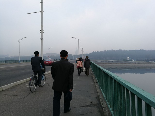 Aamun liikennettä. Pyongyang. North-Korea.