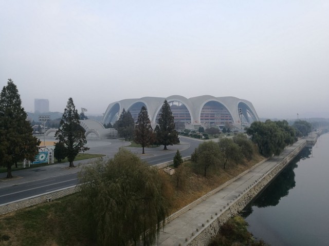 Maailman suurin stadion. Rakennettiin olympialaisia varten, tosin olympialaisia täällä ei sitten ikinä pidettykään.