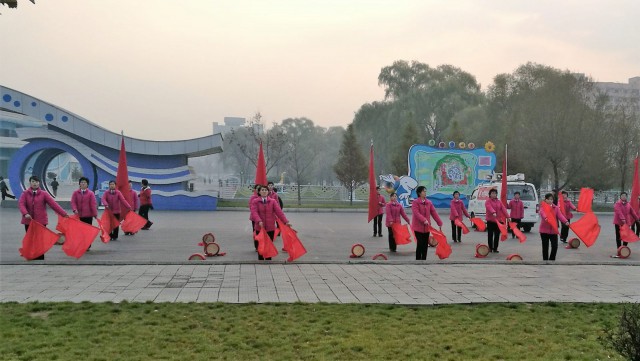 Kuoro laulaa kannustuslauluja ja tsemppaa ihmisiä tekemään ahkerammin töitä.