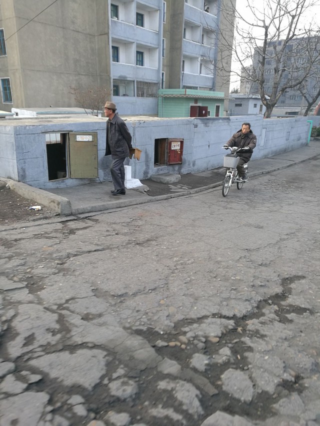 Teiden kunto on mitä on. Pyongyang. Pohjois-Korea.