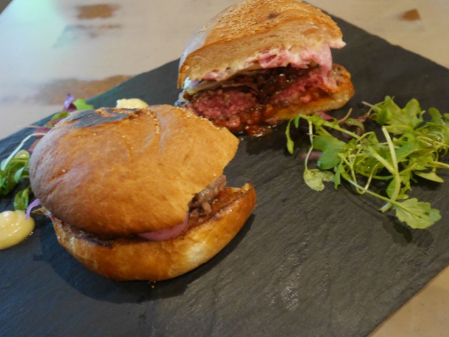 Burgeri savupekonihillokkeella