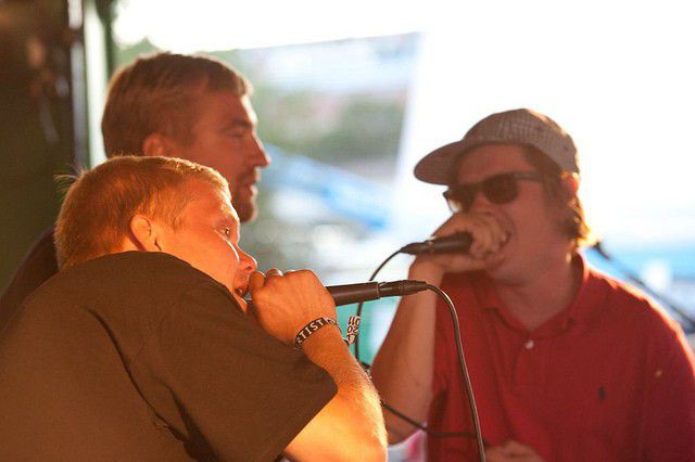 MC Taakibörsta otti yleisönsä Flow Festivalissa vuonna 2011, kun ihmiset äänestivät kokoonpanon ennakkoon lavalle.