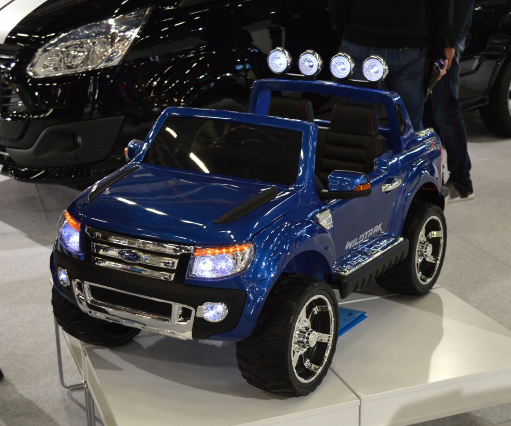 Myös perheen pienimmille löytyi sähköautoja. Hinta vain reilut 300 euroa. Lahjavinkki?