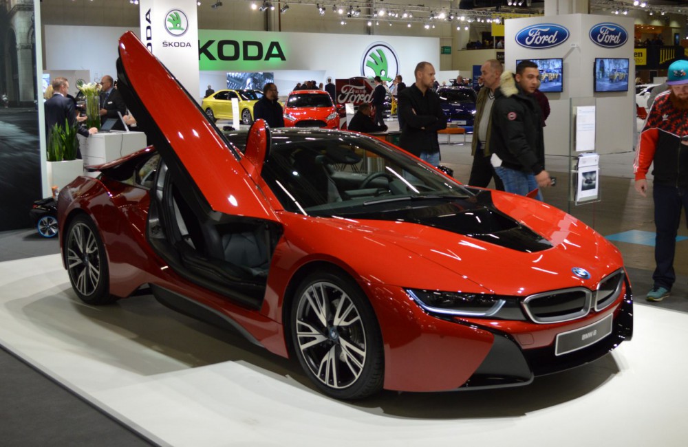 BMW i8 -lataushybridi, jonka myös Robin valitsi edulliseksi ensiautokseen.