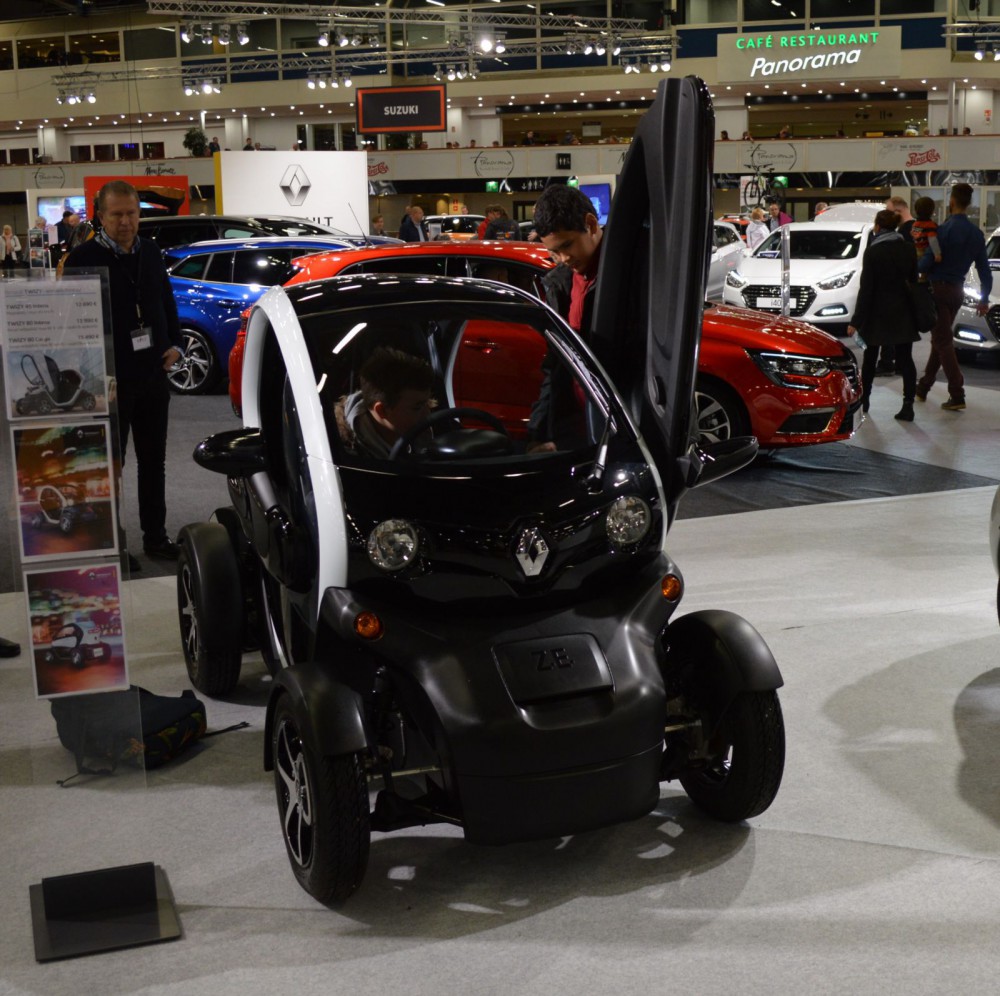 Renault Twizy on erikoisen näköinen kahden hengen sähköauto, jonka voi rekisteröidä myös mopoautoksi.