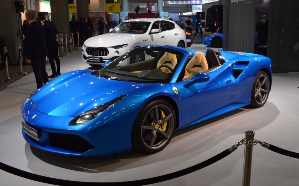Messujen kallein auto kulkee bensiinillä: Ferrari 488 Spider, hinta 441 600 euroa + toimituskulut, joiden suuruutta ei mainita.
