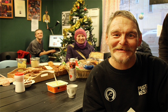 Niko Suomalainen vietti keskiviikkona aikaa VVA:n tukipisteellä Helsingin Vaasankadulla.