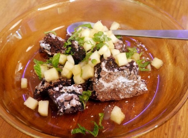 Rikottu suklaakakku ja marinoitua ananasta