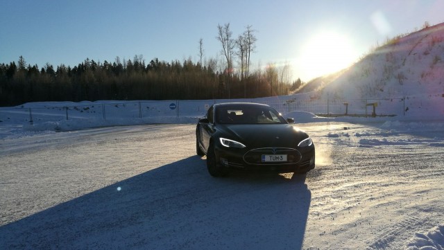 Pakkasella sähköä kuluttaa erityisesti penkkien ja akkujen lämmitys. Hyvä, koska sähkölämmitys on nopea. Ratinlämmittimestä Teslalle lisäpisteitä!