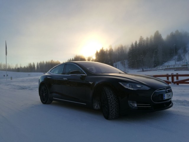 Tesla on kuin elokuvien batmobiili, mutta todellinen. Kauko-ohjaus, robottiohjaus ja törmäyksistä varoittavat toiminnot lisäävät turvallisuutta ja ajomukavuutta huomattavasti.